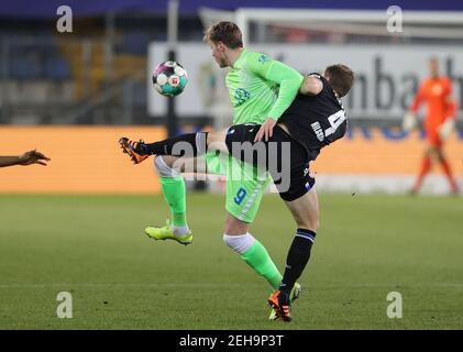 Bielefeld, Deutschland. 19th Feb, 2021. firo: 19,02.2021, Fußball: Fußball: 1st Bundesliga, Saison 2020/21 Arminia Bielefeld - VfL Wolfsburg Duels, Joakim Nilsson, Versus, Wout Weghorst Quelle: dpa/Alamy Live News Stockfoto