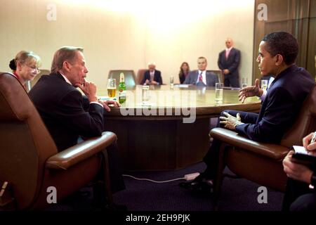 Präsident Barack Obama wird am 5. April 2009 bei einem bilateralen Treffen mit dem ehemaligen tschechischen Präsidenten Vaclav Havel während des Gipfeltreffens der Europäischen Union (EU) im Prager Kongresszentrum in Prag, Tschechische Republik, gesehen. Stockfoto