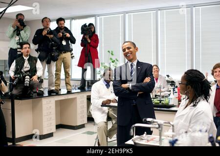 Präsident Barack Obama führt durch die Biotech-Einrichtungen des Forsyth Technical Community College West Campus in Winston-Salem, N.C., 6. Dezember 2010. Stockfoto