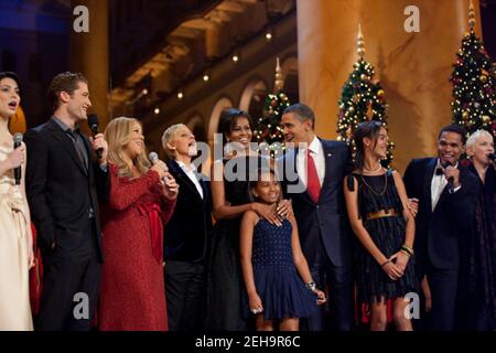 Präsident Barack Obama, First Lady Michelle Obama und die Töchter Sasha und Malia singen Hark the Herald Angels singen mit anderen Darstellern auf der Bühne der „Christmas in Washington“-Aufführung im National Building Museum in Washington, D.C., 12. Dezember 2010. Stockfoto