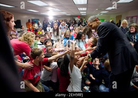 Nach dem Lesen "Twas the Night before Christmas" begrüßt Präsident Barack Obama Schüler der zweiten Klasse an der Long Branch Elementary School in Arlington, VA., 17. Dezember 2010. Stockfoto