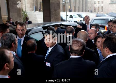 Präsident Barack Obama ist am 6. April 2009 von Sicherheitspersonal umgeben, als er nach einem Treffen mit türkischen Führern in Ankara, Türkei, in seine Limousine fährt. Stockfoto