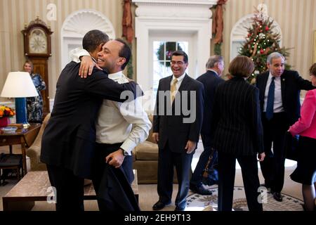 Präsident Barack Obama umarmt den Republikaner Luis Gutierrez, D-Ill., nach einem Treffen mit Mitgliedern des hispanischen Kongresses im Oval Office am 21. Dezember 2010. Stockfoto