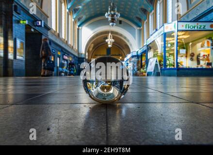 Zgorzelec Gorlitz Januar 27 2020 Gorlitz Bahnhof Interieur spiegelt sich wider Kleiner glasiger Glaskugel Stockfoto