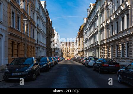 Zgorzelec Gorlitz Januar 27 2020 lange gerade Straße zwischen alten Mietshäuser an sonnigen Tagen Stockfoto