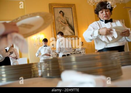 Das Personal der Residenz bereitet sich auf das Staatsessen im Alten Familienzimmer des Weißen Hauses, 19. Januar 2011, vor. Stockfoto