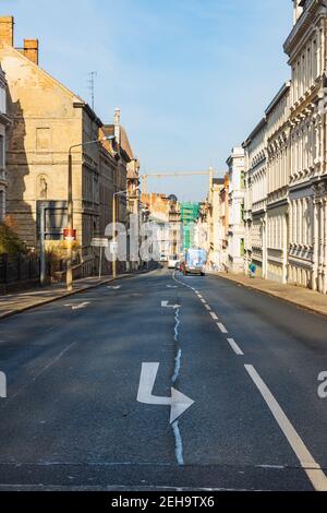 Zgorzelec Gorlitz Januar 27 2020 lange gerade Straße zwischen alten Mietshäuser an sonnigen Tagen Stockfoto