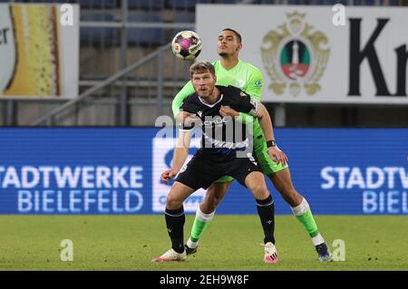 Bielefeld, Deutschland. 19th Feb, 2021. firo: 19,02.2021, Fußball: Fußball: 1st Bundesliga, Saison 2020/21 Arminia Bielefeld - VfL Wolfsburg Duels, Fabian Klos, Versus, Maxence Lacroix Quelle: dpa/Alamy Live News Stockfoto