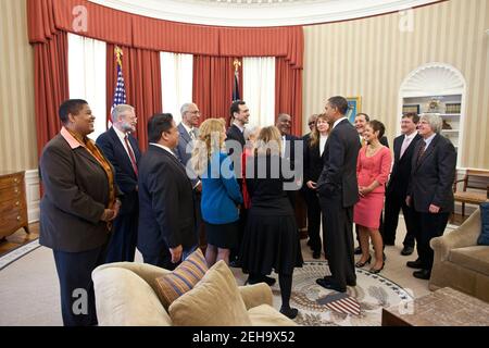 Präsident Barack Obama begrüßt die Gewinner der Presidential Awards for Excellence in Science, Mathematics, and Engineering am 27. Januar 2011 im Oval Office. Stockfoto