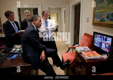 Präsident Barack Obama sieht sich eine Fernsehrede des ägyptischen Präsidenten Hosni Mubarak im Oval Office am 28. Januar 2011 an. Mit dem Präsidenten, von links, sind: Tony Blinken, nationaler Sicherheitsberater des Vizepräsidenten; stellvertretender nationaler Sicherheitsberater Denis McDonough; und Pressesekretär Robert Gibbs. Stockfoto