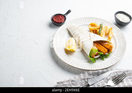 Fischfinger Rollen und Tartar Sauce Set, auf Teller, auf weißem Hintergrund, mit Copyspace und Platz für Text Stockfoto