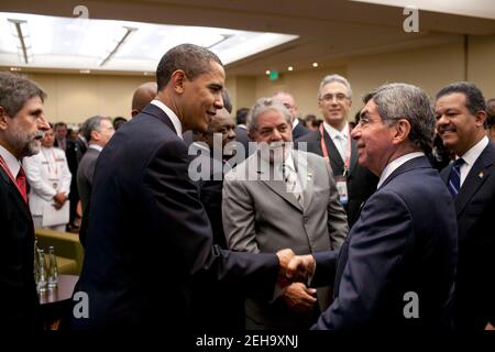 Präsident Barack Obama begrüßt den Präsidenten Costa Ricas Oscar Arias bei einem Empfang auf dem amerikanischen Gipfeltreffen im spanischen Hafen, Trinidad, 17. April 2009. Stockfoto