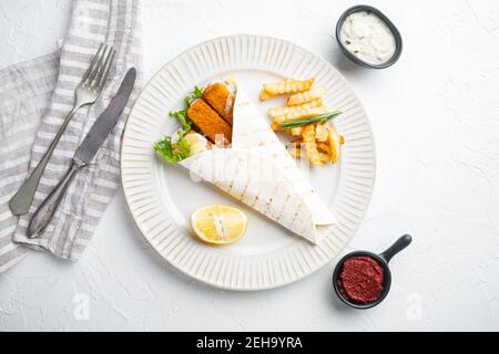 Fischfinger Rollen und Tartar Sauce Set, auf Teller, auf weißem Hintergrund, Draufsicht flach legen, mit Copyspace und Platz für Text Stockfoto