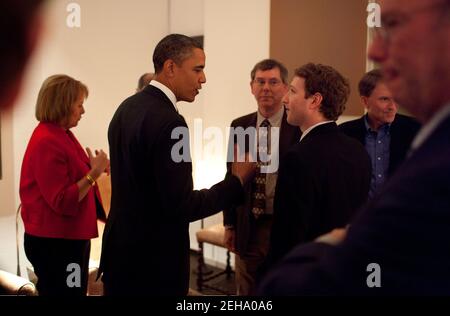 Präsident Barack Obama spricht mit Facebook-Gründer und CEO Mark Zuckerberg vor einem Abendessen mit Technology Business Leaders in Woodside, Kalifornien, 17. Februar 2011. Ebenfalls abgebildet, von links nach rechts, sind Carol Bartz, Yahoo! President und CEO; Art Levinson, Chairman und ehemaliger CEO von Genentech; Steve Westly, Gründer und Managing Partner der Westly Group; und Eric Schmidt, Executive Chairman und CEO von Google. Stockfoto