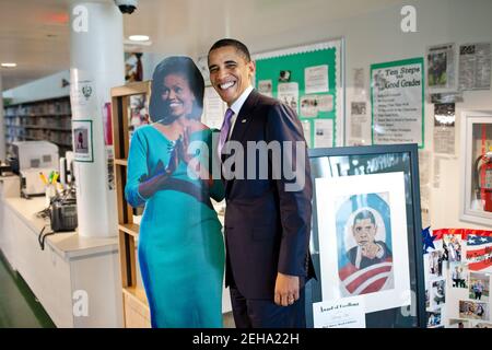 Präsident Barack Obama steht bei einem Ausschnitt von First Lady Michelle Obama während eines Besuchs der Miami Central High School in Miami, Florida, 4. März 2011. Stockfoto