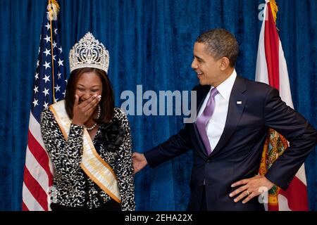 Präsident Barack Obama begrüßt Miss Florida Memorial University Morisa V. Jagup an der Miami Central High School in Miami, Florida, 4. März 2011. Stockfoto