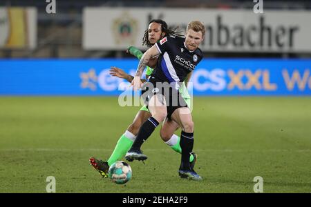 Bielefeld, Deutschland. 19th Feb, 2021. firo: 19,02.2021, Fußball: Fußball: 1st Bundesliga, Saison 2020/21 Arminia Bielefeld - VfL Wolfsburg Duels, Kevin Mbabu, Versus, Andreas Voglsammer Quelle: dpa/Alamy Live News Stockfoto