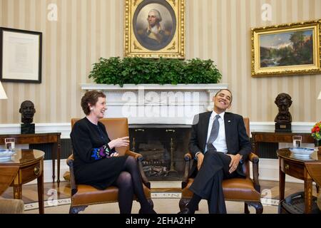 Präsident Barack Obama trifft sich mit Martha N. Johnson, der Verwaltungsrätin der General Services Administration, im Oval Office, 8. März 2011. Stockfoto