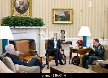 Präsident Barack Obama trifft sich mit Verteidigungsminister Robert Gates und General David Petraeus, dem Kommandanten der US-Streitkräfte in Afghanistan, im Oval Office, 14. März 2011. Stockfoto