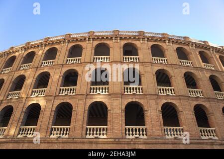Februar 2021. Valencia, Spanien. Bild von der Außenseite der Stierkampfarena in der Stadt Valencia von der Straße aus gesehen Stockfoto
