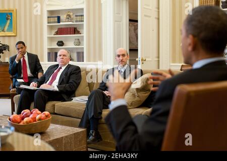 Präsident Barack Obama trifft sich mit Gregory Jaczko, dem Vorsitzenden der U.S. Nuclear Regulatory Commission, John Brennan, dem Assistenten des Präsidenten für innere Sicherheit und Terrorismusbekämpfung, und Rob Nabors, dem Assistenten des Präsidenten für Legislativangelegenheiten, im Oval Office, 16. März 2011. Stockfoto