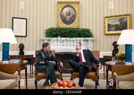 Präsident Barack Obama trifft sich mit General David Petraeus, dem Kommandanten der US-Streitkräfte in Afghanistan, im Oval Office, 18. März 2011. Stockfoto