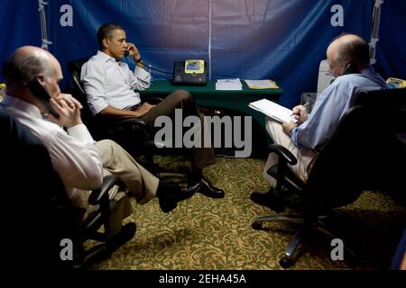 Präsident Barack Obama wird während einer sicheren Telefonkonferenz mit dem Nationalen Sicherheitsberater Tom Donilon, rechts, dem Stabschef Bill Daley, links, Außenministerin Hillary Clinton, Verteidigungsminister Bob Gates, dem Generalkommandanten von AFRICOM Carter Ham, über die Lage in Libyen informiert. Und stellvertretender nationaler Sicherheitsberater Denis McDonough, in Rio de Janeiro, Brasilien, Sonntag, 20. März 2011. Stockfoto