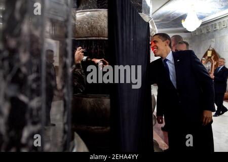 Präsident Barack Obama erreicht hinter einer Säule mit US-Truppen am Camp Sieg in Bagdad, Irak die Hand 07.04.09. Offiziellen White House Photo by Pete Souza Stockfoto