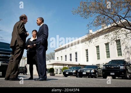 Präsident Barack Obama spricht mit Cass Sunstein, Administrator des Büros für Information und Regulatory Affairs, und Senior Advisor Valerie Jarrett auf der West Executive Avenue zwischen dem Westflügel des Weißen Hauses und dem Eisenhower Executive Office Building, 7. April 2011. Stockfoto