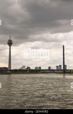 Rheinturm und Rheinknie-Brücke, Düsseldorf, Deutschland Stockfoto