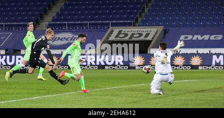 Bielefeld, Deutschland. 19th Feb, 2021. firo: 19,02.2021, Fußball: Fußball: 1st Bundesliga, Saison 2020/21 Arminia Bielefeld - VfL Wolfsburg Renato Steffen, schießt, dass, Tor, zu, 0: 1 Quelle: dpa/Alamy Live News Stockfoto