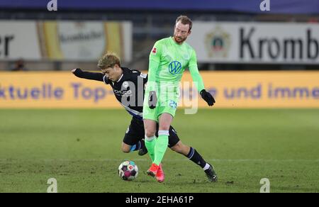 Bielefeld, Deutschland. 19th Feb, 2021. firo: 19,02.2021, Fußball: Fußball: 1st Bundesliga, Saison 2020/21 Arminia Bielefeld - VfL Wolfsburg Duels, Ritsu Doan, Versus, Maximilian Arnold Quelle: dpa/Alamy Live News Stockfoto