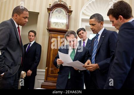 Präsident Barack Obama überprüft seine finanzpolitische Rede mit Beratern im Oval Office, 13. April 2011. Im Bild von links: Rob Nabors, Assistent des Präsidenten für Legislative Angelegenheiten; Finanzminister Timothy Geithner; National Economic Council Director Gene Sperling; Office of Management und Budget Director Jack Lew; und Director of Speechwriting Jon Favreau. Stockfoto