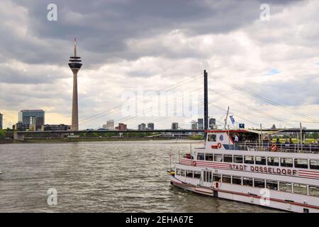 Rheinturm und Rheinknie-Brücke, Düsseldorf, Deutschland Stockfoto