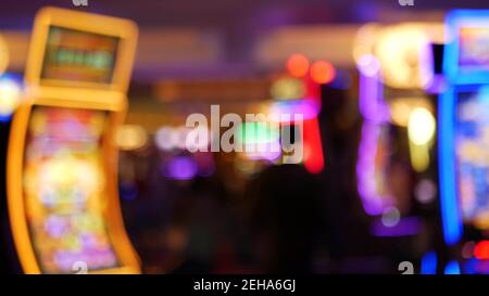 Unschärfe-Spielautomaten leuchten im Casino auf dem fabelhaften Las Vegas Strip, USA. Verschwommene Jackpot-Spielautomaten im Hotel in der Nähe der Fremont Street. Leuchtendes Neon Stockfoto