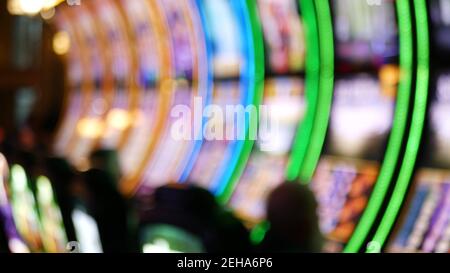Unschärfe-Spielautomaten leuchten im Casino auf dem fabelhaften Las Vegas Strip, USA. Verschwommene Jackpot-Spielautomaten im Hotel in der Nähe der Fremont Street. Leuchtendes Neon Stockfoto