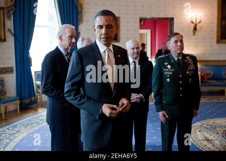 Präsident Barack Obama wartet im Blauen Raum des Weißen Hauses, bevor er personelle Änderungen im Ostraum ankündigt, 28. April 2011. Mit dem Präsidenten von links stehen: Vizepräsident Joe Biden, Botschafter Ryan Crocker, Verteidigungsminister Robert Gates und General David Petraeus. Stockfoto