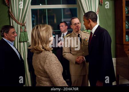 Präsident Barack Obama schüttelt im Grünen Raum des Weißen Hauses nach seiner Erklärung über die Mission gegen Osama bin Laden, 1. Mai 2011, die Hände mit Admiral Mike Mullen, dem Vorsitzenden der Generalstabschefs. CIA-Direktor Leon Panetta und Außenministerin Hillary Rodham Clinton sind links abgebildet. Stockfoto