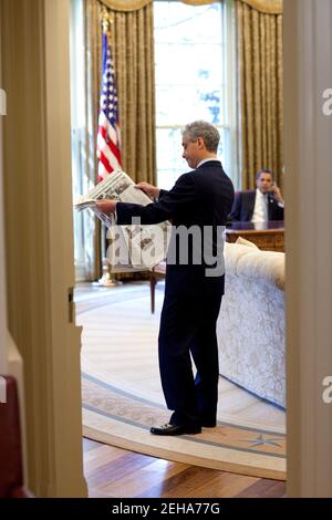 White House Chief Of Staff Rahm Emanuel befasst sich mit einer Zeitung im Oval Office, als Präsident Barack Obama Gespräche am Telefon 4. April 2009. Offiziellen White House Photo by Pete Souza Stockfoto