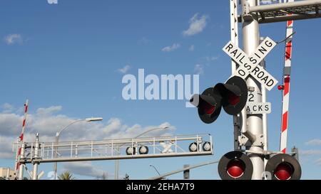 Warnsignal für Bahnübergänge in den USA. Crossbuck-Hinweis und rote Ampel an der Kreuzung der Eisenbahnstraße in Kalifornien. Eisenbahnverkehr Sicherheit sy Stockfoto