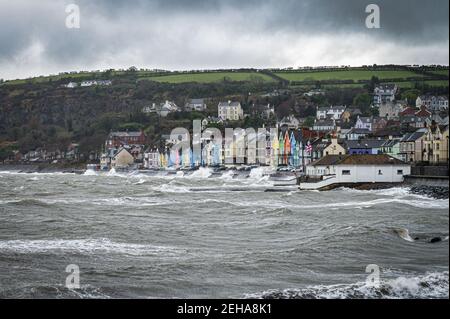 Wintersturm trifft die Küstenstadt Whitehead im Norden Irland Stockfoto