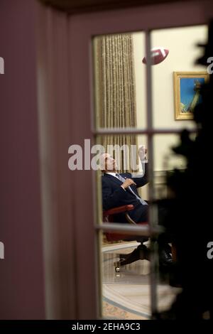 Präsident Barack Obama spielt mit einem Fußball im Oval Office 23.04.09.  Offiziellen White House Photo by Pete Souza Stockfoto