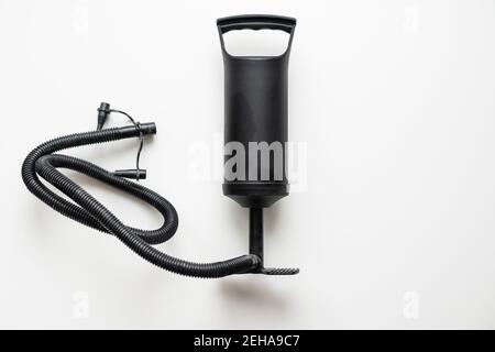Aufblaspumpe Hand Luft aufblasbare Matratze auf weißem Hintergrund Isolation Stockfoto