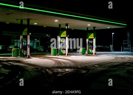 Southend, Essex, Großbritannien - 8th. Februar 2021: Eine Southend BP Tankstelle sitzt leer an einem eisigen, schneebedeckten Morgen während des Sturms Darcy. Stockfoto