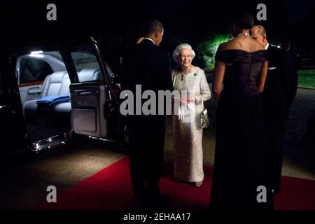 25. Mai 2011 "der Präsident und die First Lady verabschiedeten sich von Königin Elizabeth II. Und Prinz Philip, Herzog von Edinburgh, bevor sie nach einem Abendessen zu Ehren der Königin das Winfield House in London verließen." Stockfoto