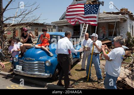 29. Mai 2011 der Präsident besuchte Joplin, Mo., nach einem verheerenden Tornado. Hier grüßt er Hugh Hills, 85, vor seinem Haus. Hills sagte dem Präsidenten, dass er sich während des Tornados in einem Schrank versteckte, der den zweiten Stock und die Hälfte des ersten Stockwerks seines Hauses zerstörte. Stockfoto