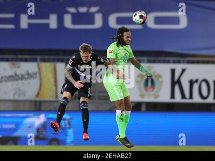 Bielefeld, Deutschland. 19th Feb, 2021. firo: 19,02.2021, Fuvuball: Fußball: 1st Bundesliga, Saison 2020/21 Arminia Bielefeld - VfL Wolfsburg Duels, Jacob Laursen, Versus, Kevin Mbabu Quelle: dpa/Alamy Live News Stockfoto