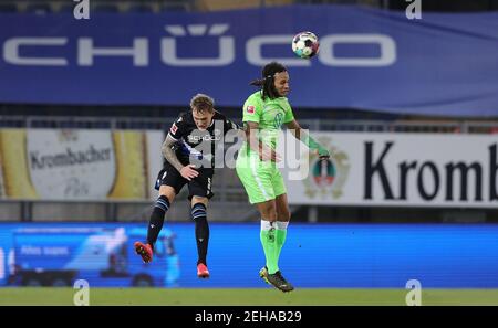 Bielefeld, Deutschland. 19th Feb, 2021. firo: 19,02.2021, Fußball: Fußball: 1st Bundesliga, Saison 2020/21 Arminia Bielefeld - VfL Wolfsburg Duels, Jacob Laursen, Versus, Kevin Mbabu Quelle: dpa/Alamy Live News Stockfoto