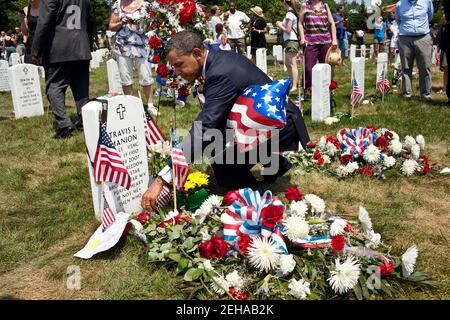 Präsident Barack Obama legt eine Präsidential Challenge Münze auf ein Grab in Abschnitt 60 auf dem Arlington National Cemetery in Arlington, VA., 30. Mai 2011. Abschnitt 60 ist für Militärangehörige reserviert, die während der Kämpfe in Afghanistan und im Irak ihr Leben verloren haben. Stockfoto