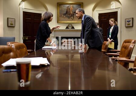 Präsident Barack Obama spricht mit Melody Barnes, Direktorin des Innenpolitischen Rates, nach einem Treffen über Einwanderung im Roosevelt Room des Weißen Hauses, 2. Juni 2011. Stockfoto